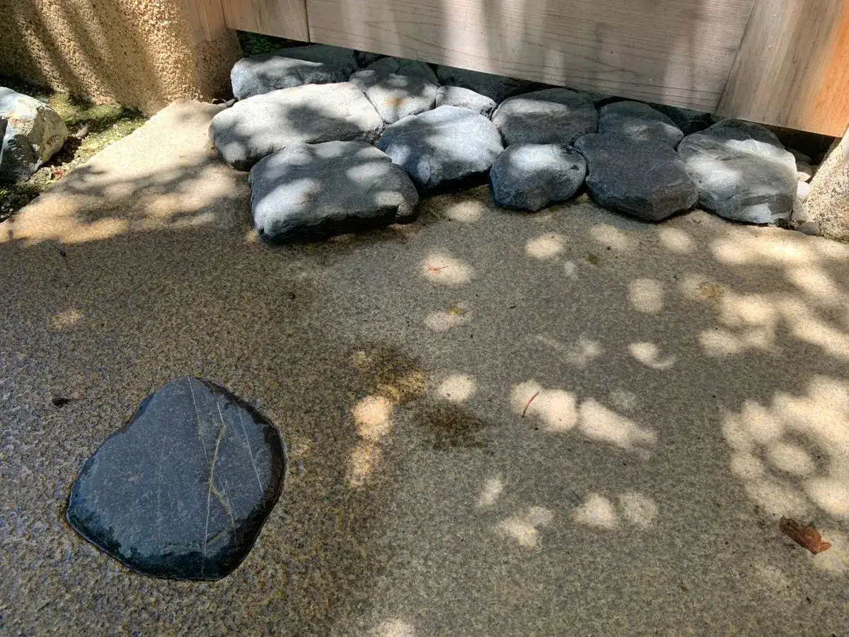 錆御影の板石に埋め込んだ川石